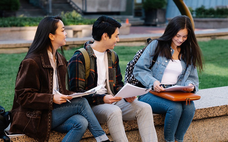 大学在校学生